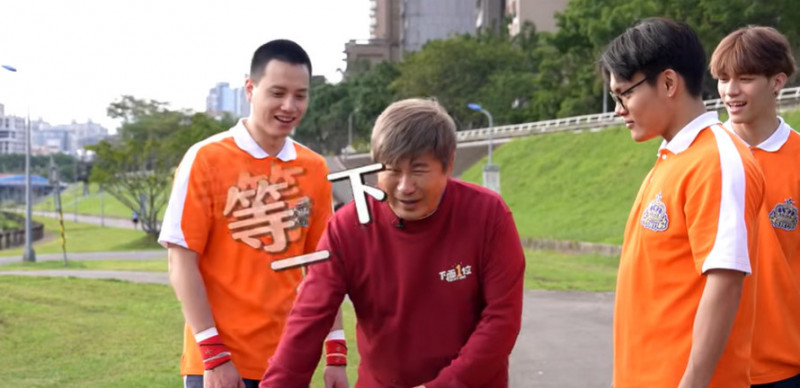 胡瓜要被舉起時頻頻求饒。（翻攝自YT）