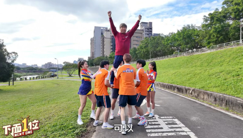 學生們毫不費力的就把胡瓜舉起來。（翻攝自YT）