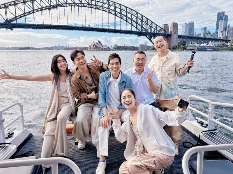 隋棠（左起）、陳隨意、藍正龍、浩子及千千（前排）主持全新實境節目《請世界吃桌》。（三立提供）