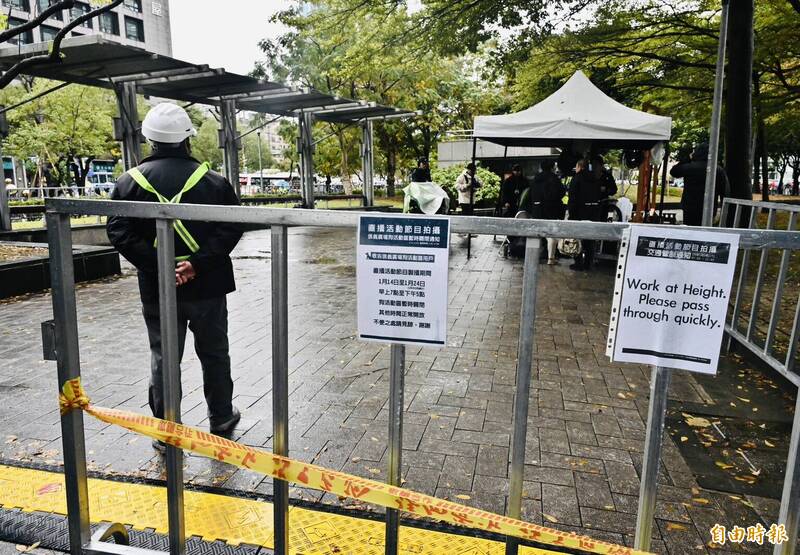 艾力克斯霍諾德挑戰攀登台北101，因天候影響改期，Netflix工作人員收拾直播器材。（記者陳奕全攝）