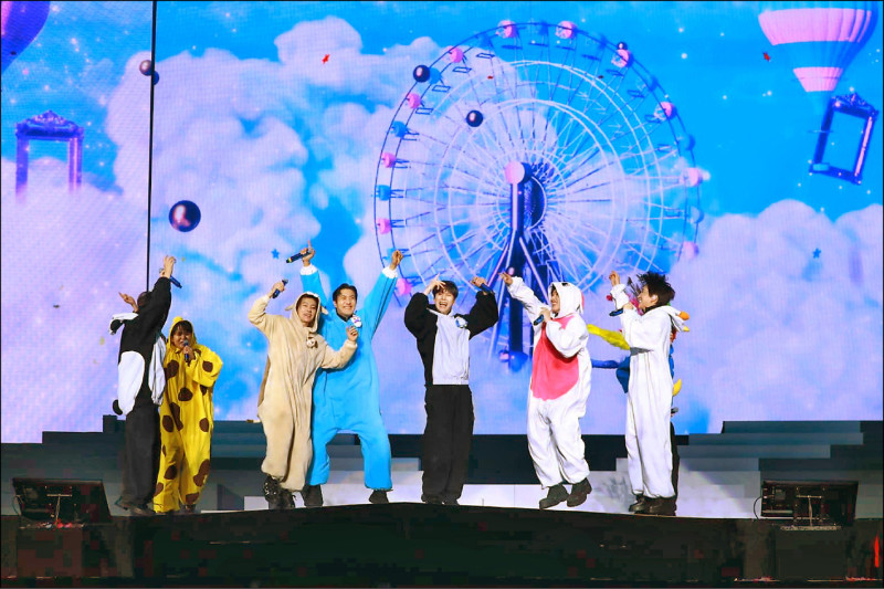 SUPER JUNIOR於高雄巨蛋再度穿上動物裝，現場笑聲不斷。（讀者提供）