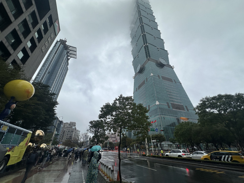昨天因天候不佳，不少民眾聚集在台北101周邊卻遺憾撲了空。（記者許世穎攝）