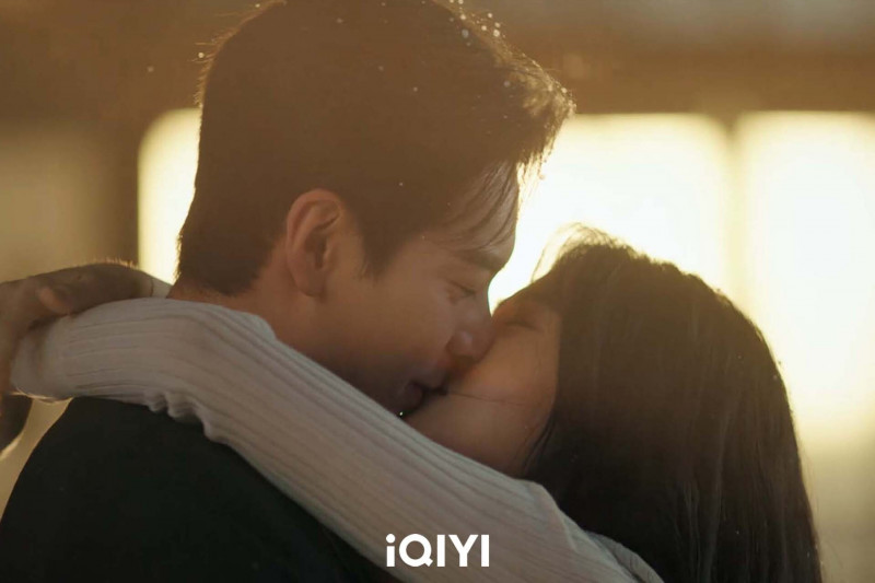 盧昱曉（右）在《軋戲》回到陳星旭身邊，在劇本殺世界擁吻。（愛奇藝國際站提供）