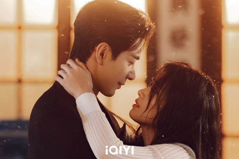 盧昱曉（右）在《軋戲》浪漫飛奔到陳星旭身旁。（愛奇藝國際站提供）