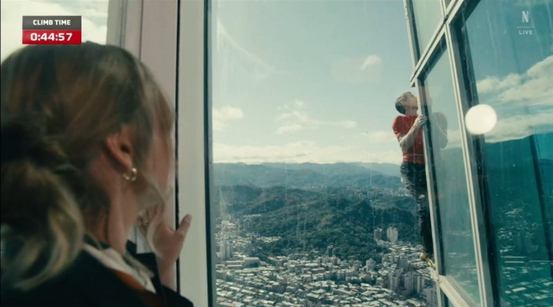 老婆桑妮在台北101的60樓為霍諾德打氣。（翻攝自Netflix）