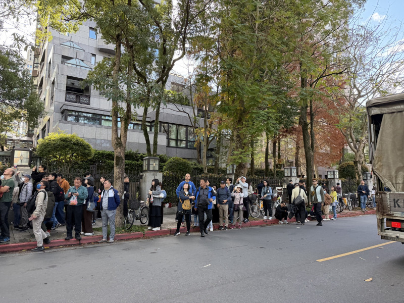 民眾圍觀霍諾德，不惜站到馬路上。（記者鍾志均攝）