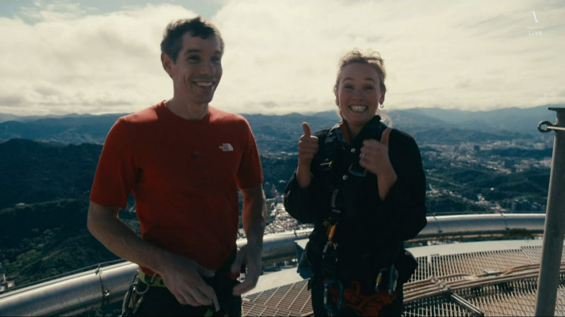 桑妮對霍諾德比出大拇指。（翻攝自Netflix）