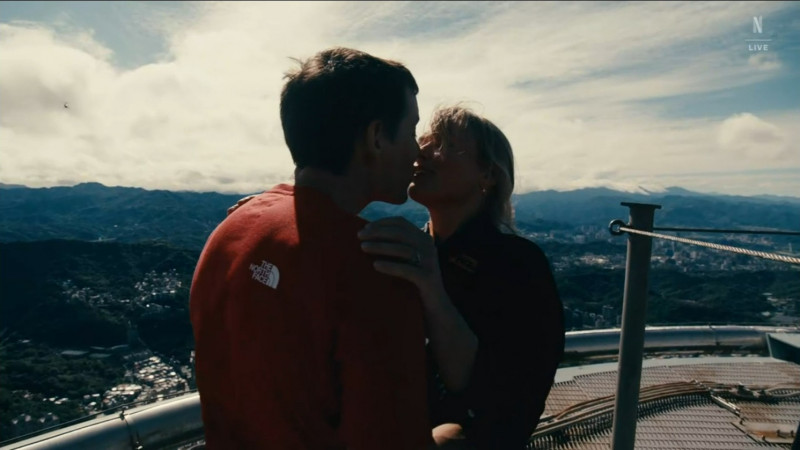 霍諾德與愛妻桑妮親吻。（翻攝自Netflix）