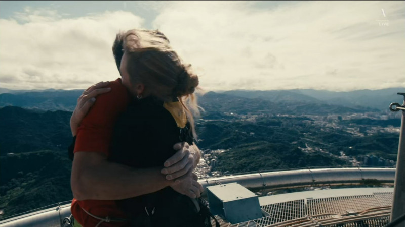 霍諾德跟桑妮緊緊擁抱。（翻攝自Netflix）