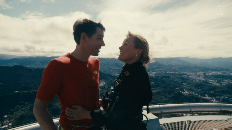 霍諾德、桑妮相視而笑。（翻攝自Netflix）