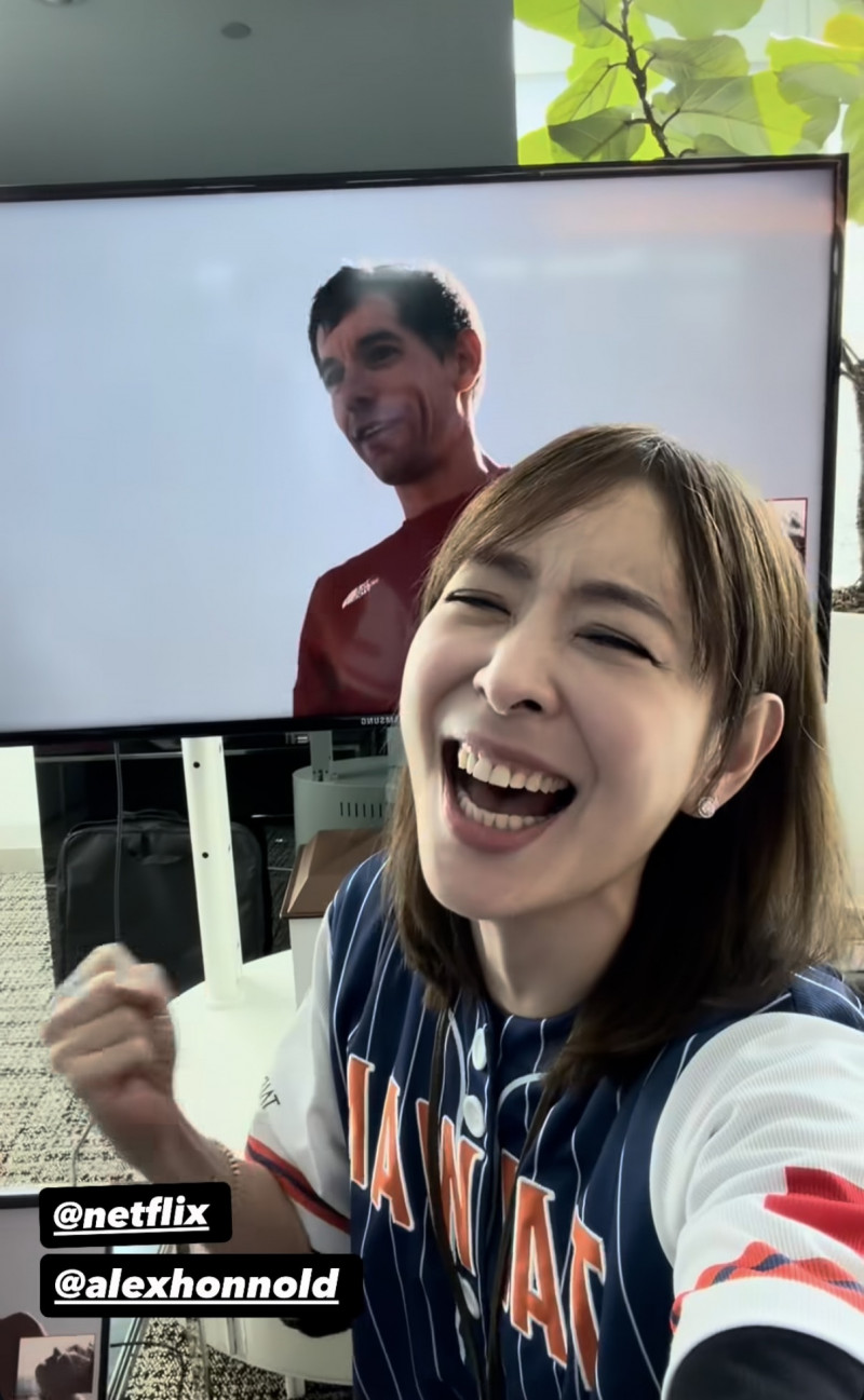 賈永婕透過電視關注霍諾德攀登101進度，緊張喊想退休。（翻攝自IG）