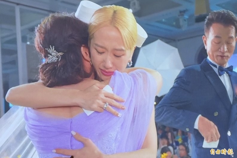 婚禮最催淚時刻莫過於「交手儀式」，Lulu擁抱父母後，由父親親手將她交託給陳漢典。（記者傅茗渝攝）