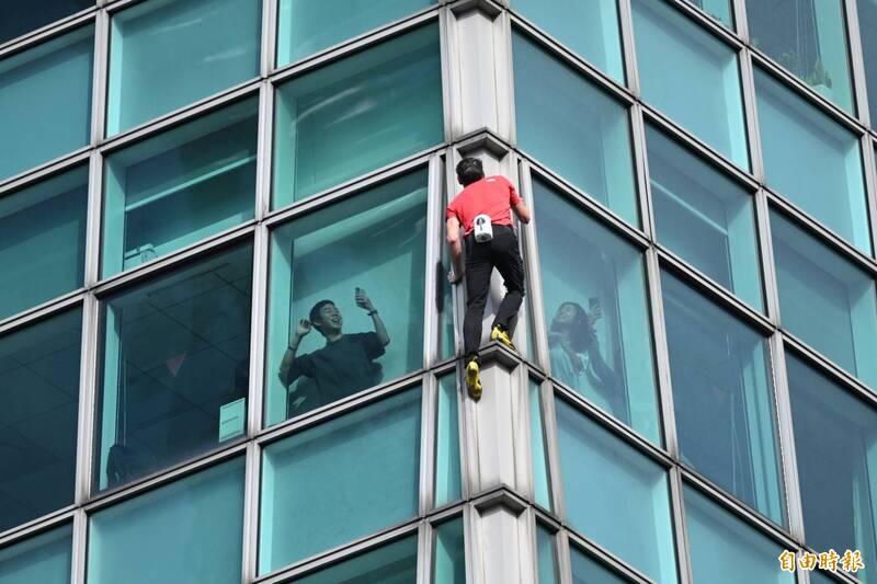 霍諾德開爬台北101，吸引許多民眾搶拍。（記者潘少棠攝）