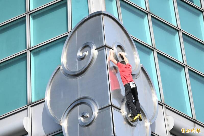 霍諾德赤手獨攀台北101（記者潘少棠攝）
