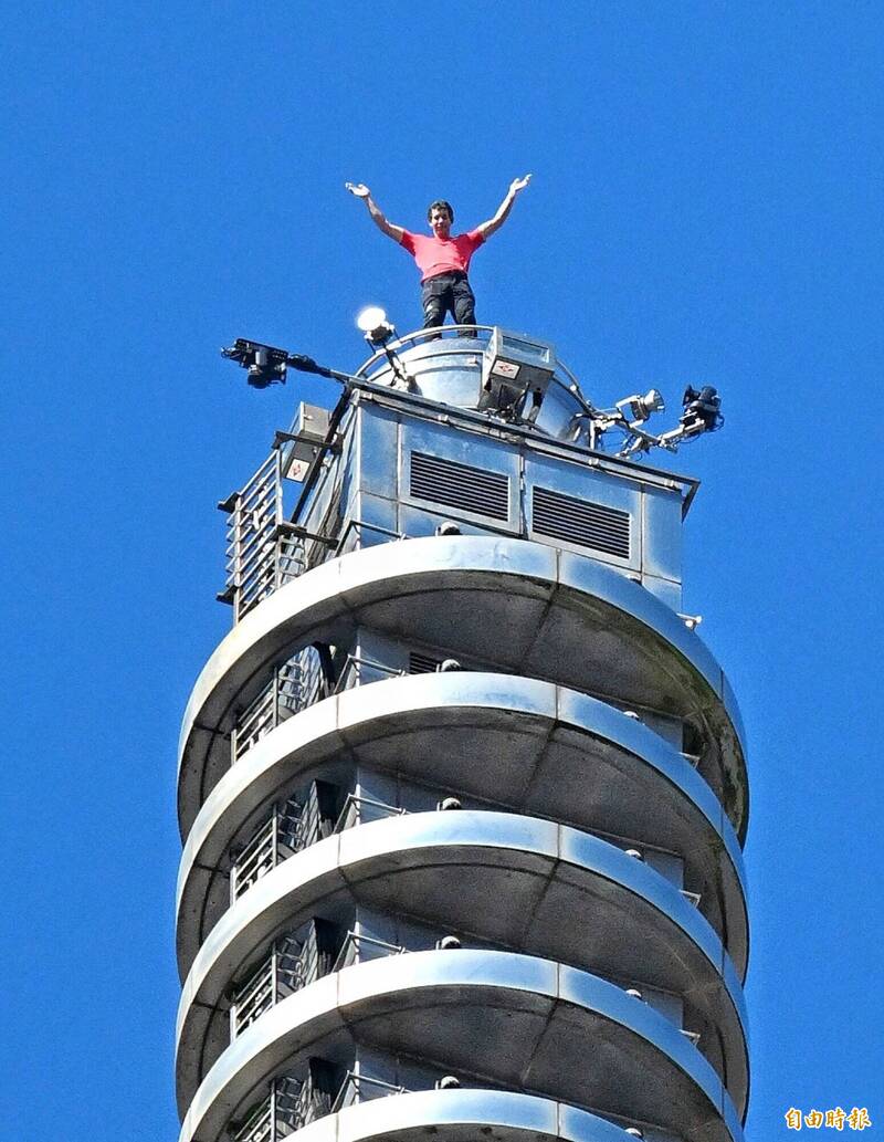 艾力克斯霍諾德攀登台北101，並成功登頂。（記者方賓照攝）