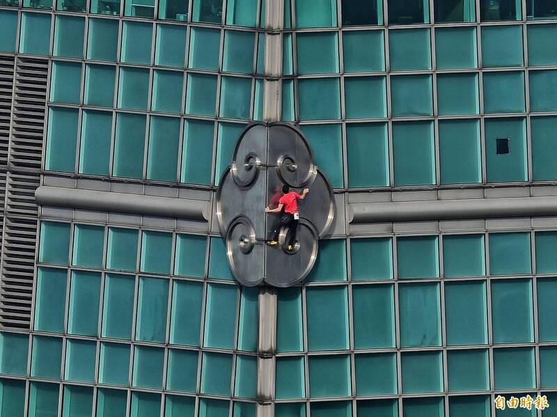 霍諾德赤手獨攀台北101（記者陳逸寬攝）