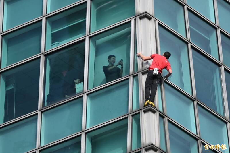 霍諾德開爬台北101！內部民眾搶拍狂揮手 網喊話：別讓他分心