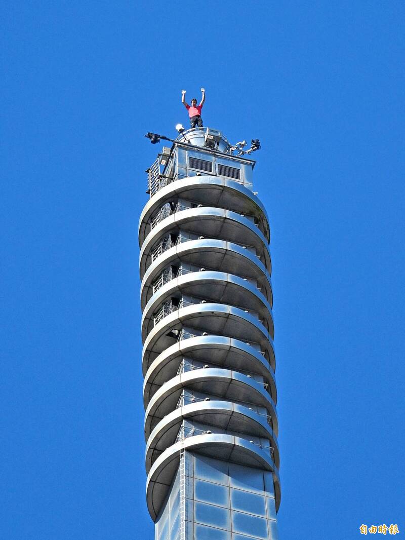 艾力克斯霍諾德25日攀登台北101，成功登頂。（記者方賓照攝）
