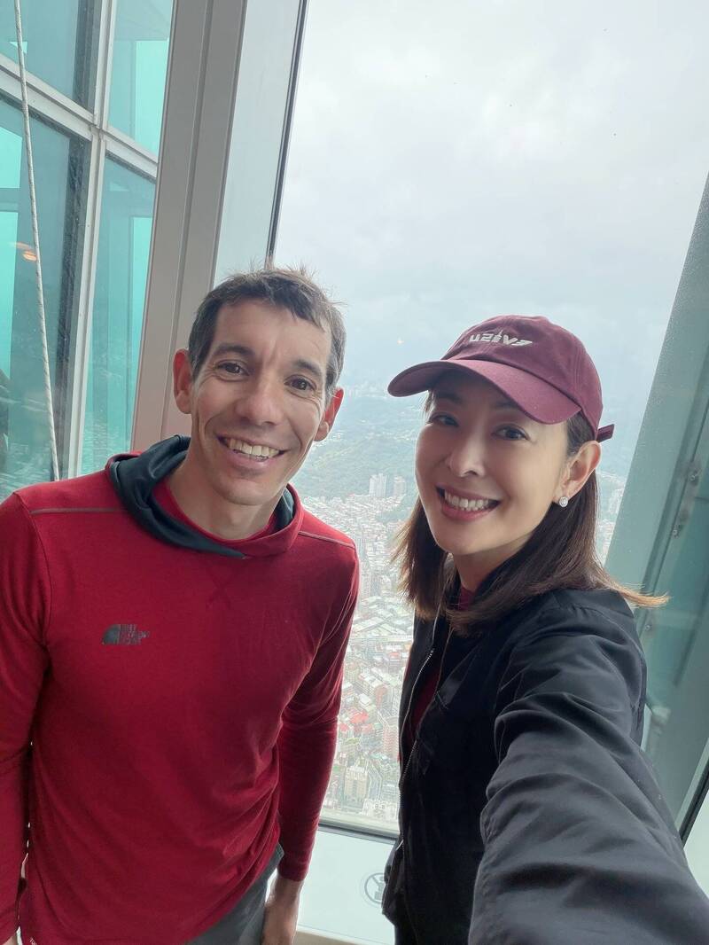 前主播蕭彤雯大讚霍諾德（左）與賈永婕都是一群勇者。（翻攝自臉書）