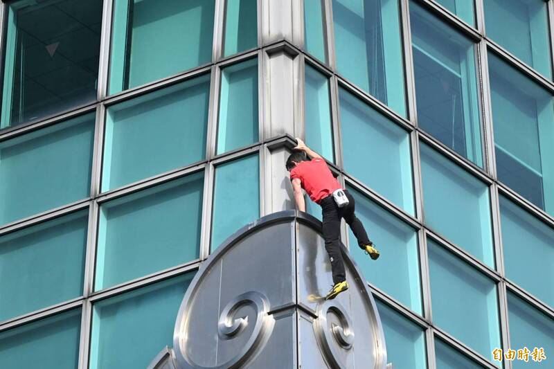 霍諾德赤手獨攀台北101（記者潘少棠攝）