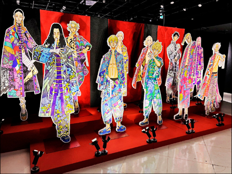 五顏六色的11名角色立牌令人目不轉睛。（曼迪提供）