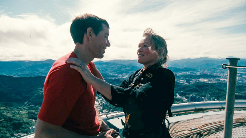 艾力克斯霍諾德完成攀登101後，太太桑妮也在頂端和他開心相會。（Netflix提供）