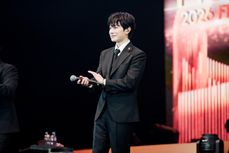 FTISLAND鼓手崔敏煥難得走到台前與粉絲互動。（希林國際提供）