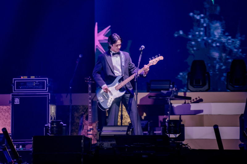 FTISLAND李在真穿西裝彈著貝斯，十分難得。（希林國際提供）