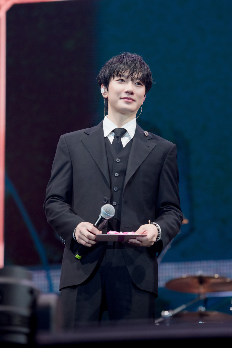 FTISLAND崔敏煥拿著麥克風。（希林國際提供）
