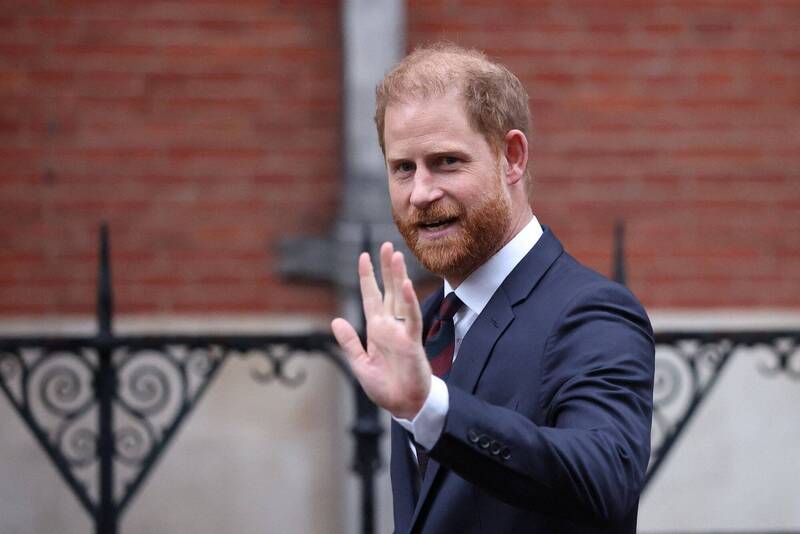 哈利王子返英出庭 王室成員全快閃蘇格蘭