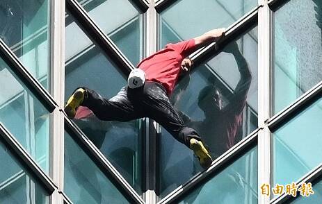 艾力克斯霍諾德挑戰攀登台北101 （記者潘少棠攝）