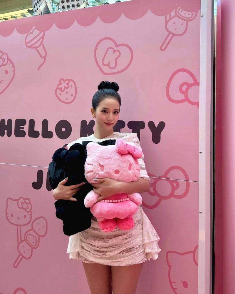 JISOO日前曬出與HELLO KITTY的合影，有夠可愛。（翻攝自IG）