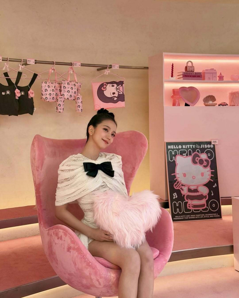 JISOO與HELLO KITTY在首爾的快閃店掀起熱潮。（翻攝自IG）