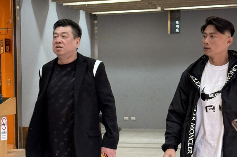 孫德榮、小刀一同到吳權浩告別式。（記者傅茗渝攝）