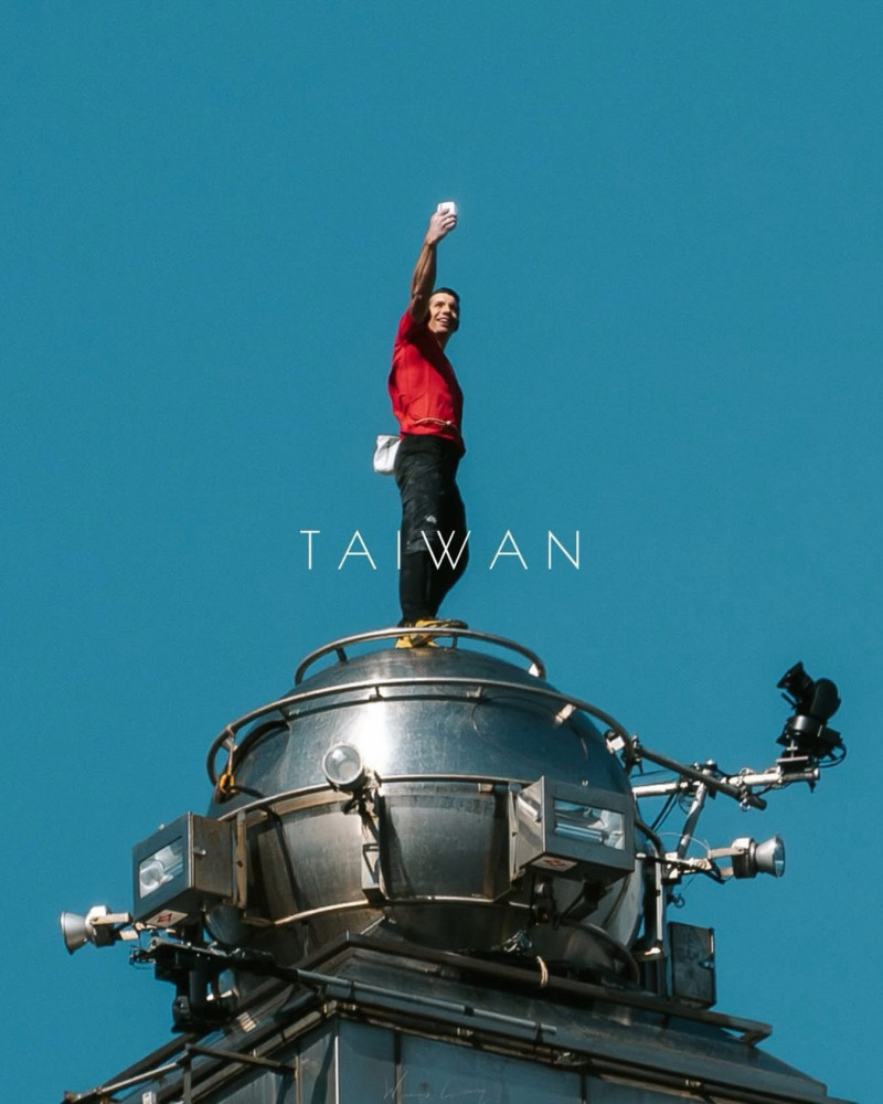 霍諾德爬101穿紅衣有原因！賈永婕曝內幕 曾被擔憂引「政治解讀」