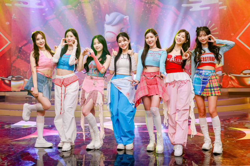 金賢姈(左起 )、李晧禎、Mingo、金泰琳、南珉貞、安芝儇、李貞潤。(民視提供)