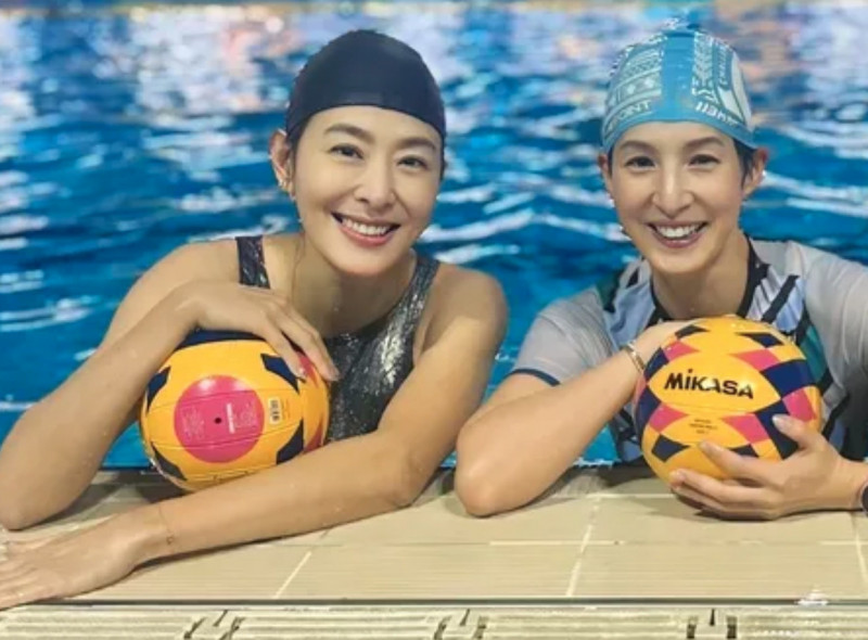 賈永婕（左）去年攜手夏嘉璐參加世壯運水球項目。（翻攝自臉書）