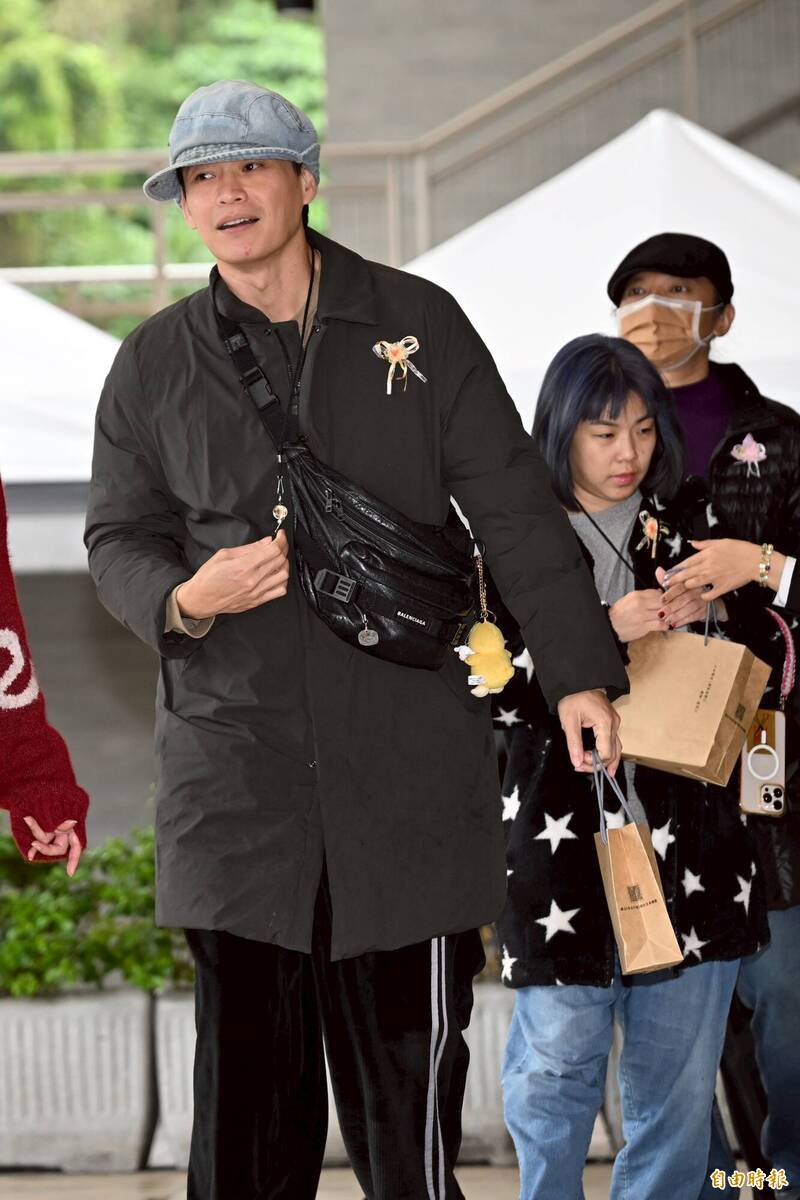 黃鐙輝赴曹西平告別式稍早露面受訪（記者胡舜翔攝）