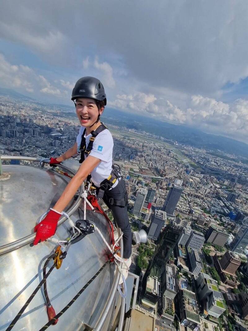 霍諾德在開始挑戰攀登台北101之前，賈永婕已繫好安全繩親自上陣攀登台北101頂端圓球。（翻攝自臉書）