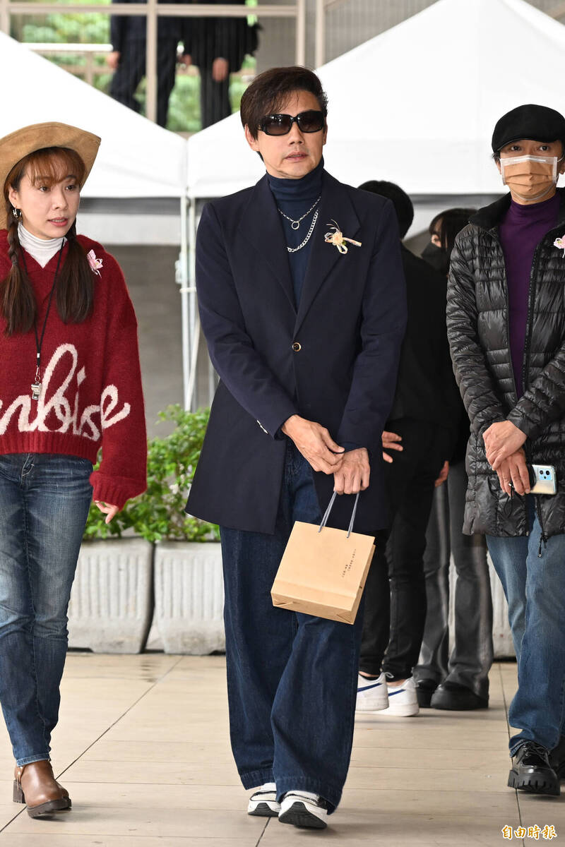 曹西平告別式「三哥未現身」！包偉銘改機票低調送戰友