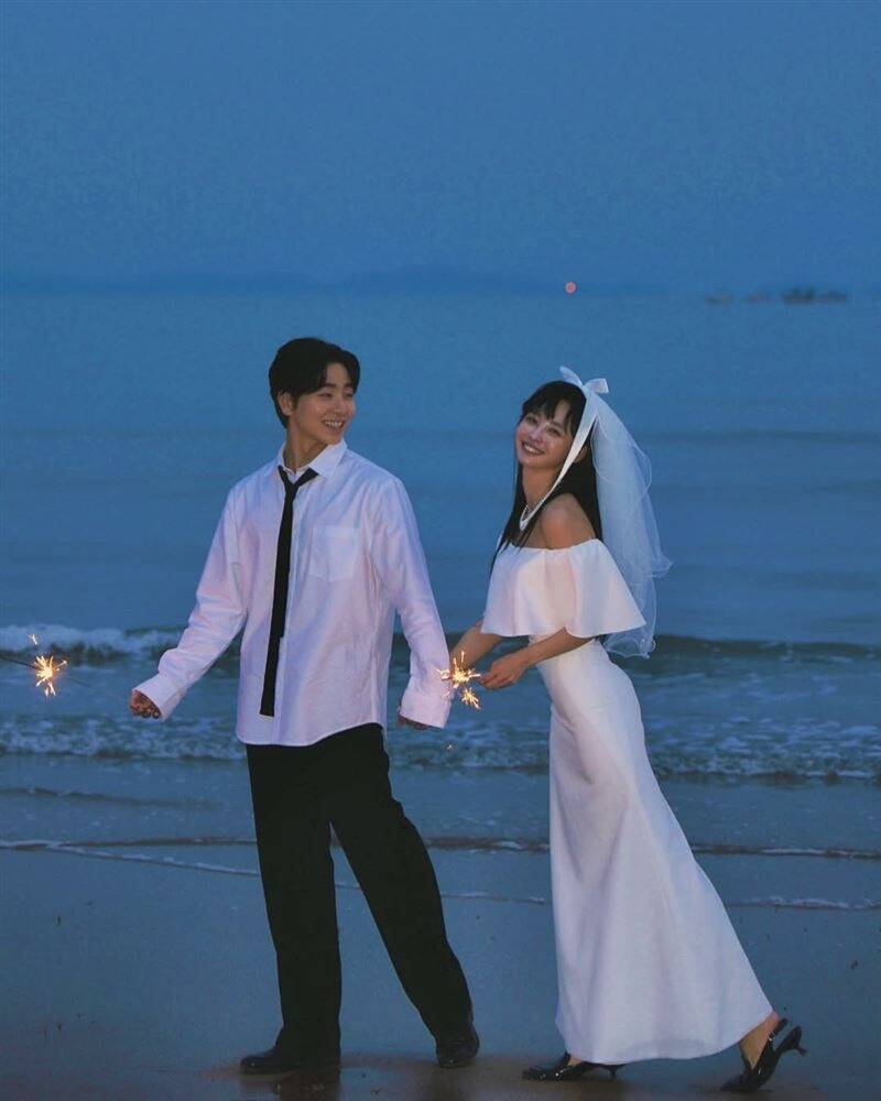 慎惠仁（右）宣布今年二月升格人妻，新郎則是小她2歲的樂壇新人金藝勳。（翻攝自IG）