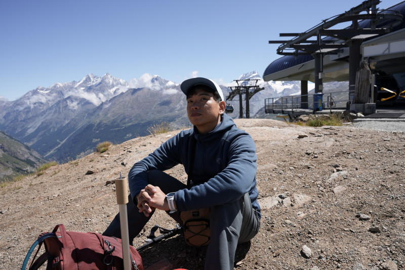 八弟挑戰馬特洪峰手抖期間還不忘視訊給老婆報平安。（三立提供）