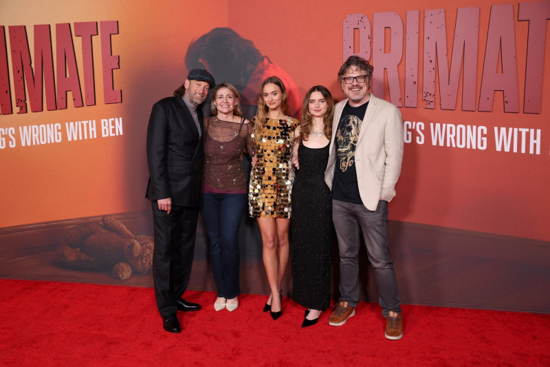 導演約翰尼斯羅勃茲（右）先前率領主要演員一圖出席《猩瘋血雨》首映會。（UIP提供）