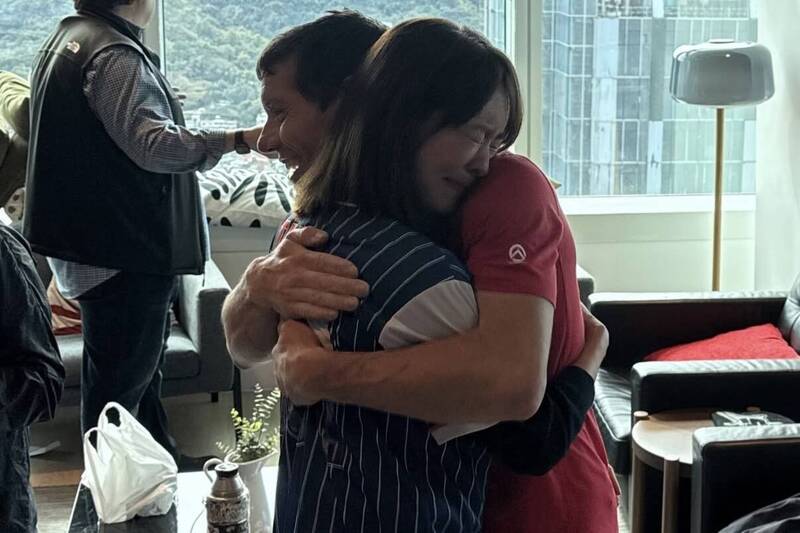 霍諾德完成挑戰後，賈永婕和他緊緊相擁。（翻攝自IG）