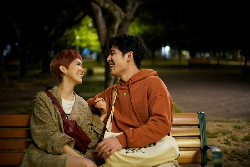 孫可芳（左）、詹懷雲（右）在《何百芮的地獄戀曲》大談姐弟戀。 （彼此影業提供）.j