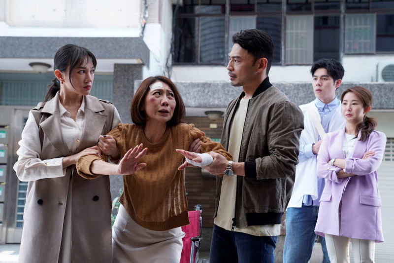 李杏（左起）、郎祖筠、阿KEN、詹懷雲、郭書瑤在《何百芮的地獄戀曲》有精彩對手戲。 （彼此影業提供）