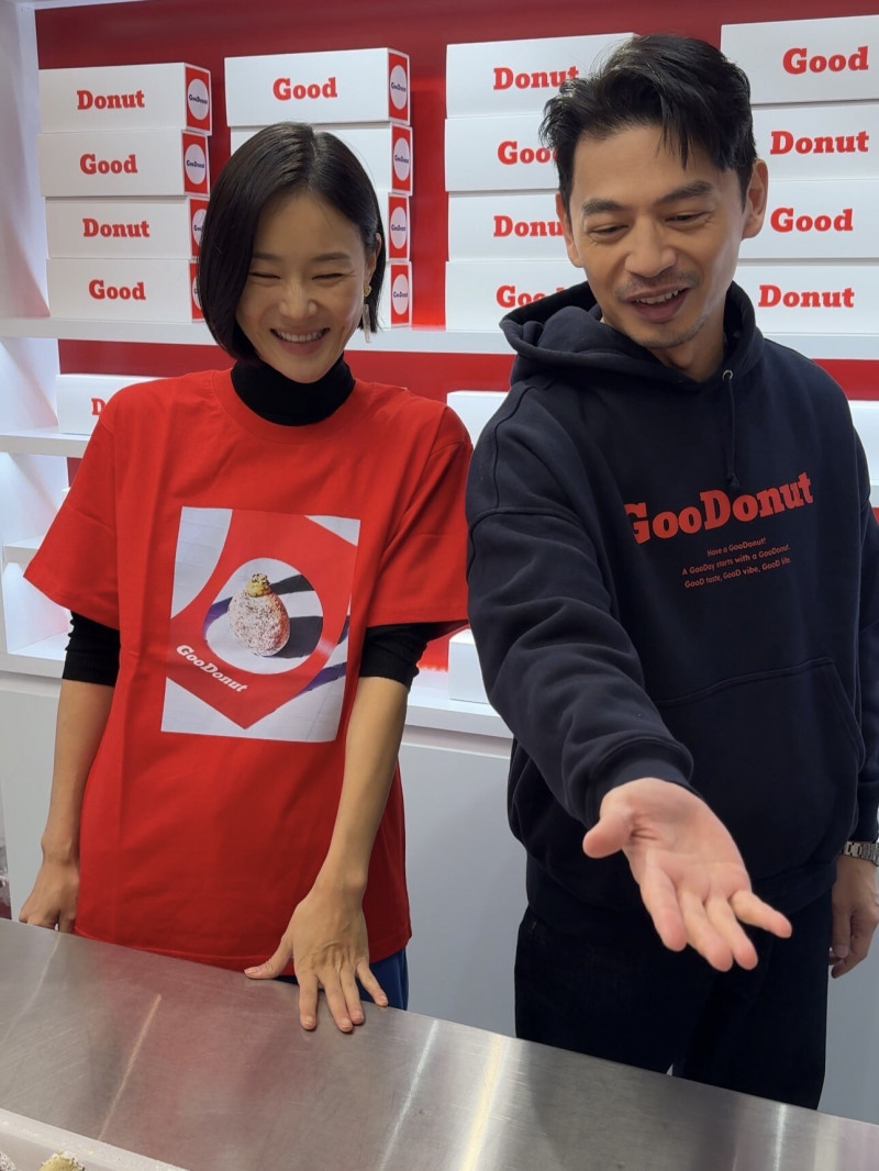 鍾瑶（左）突襲阿KEN（右）甜甜圈夯店笑料連發。（彼此影業提供）