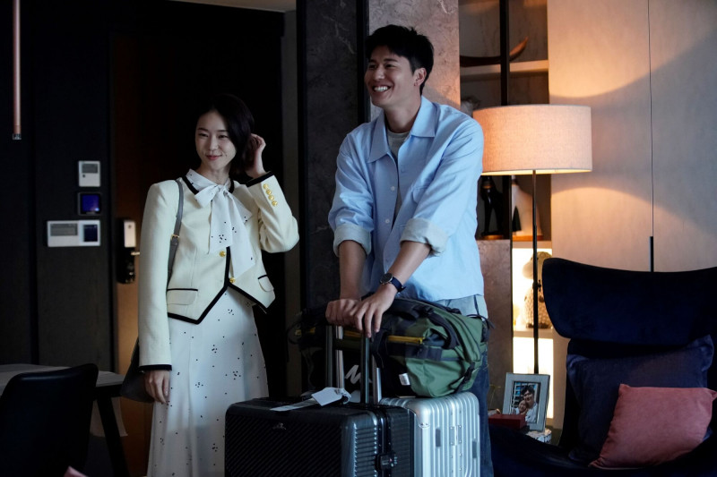 鍾瑶（左）、風田（右）在《何百芮的地獄戀曲》演出跨國CP。（彼此影業提供）