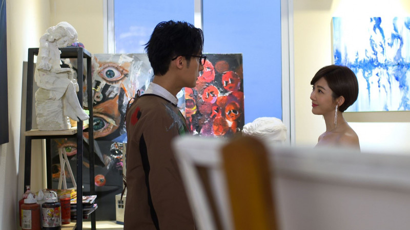 王晴（右）在《豆腐媽媽》為替李運慶（左）尋找靈感，褪下衣物擔任人體模特兒。（民視提供）