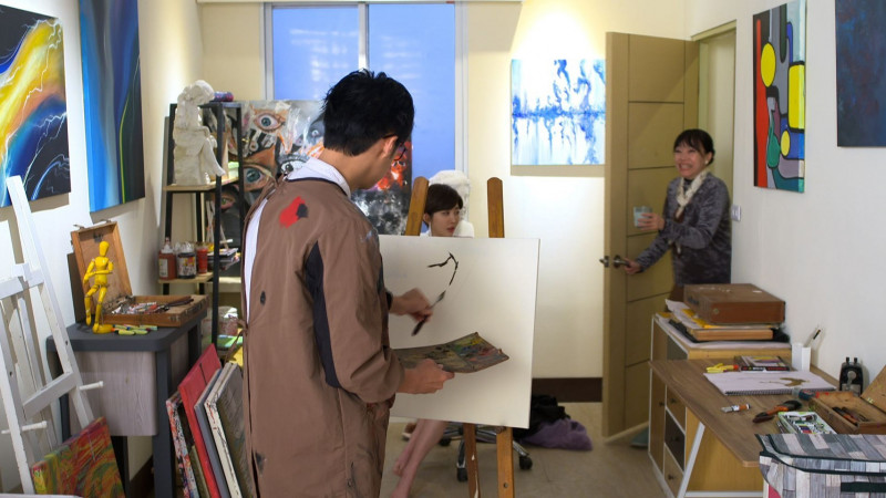 王晴（中）在《豆腐媽媽》脫衣擔任人體藝術模特兒，范瑞君（右）開門看傻眼。（民視提供）